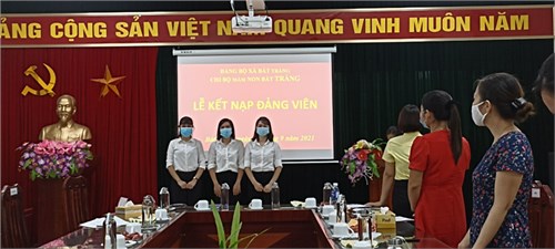 sáng nay, ngày 13/9/2021 chi bộ mầm non Bát Tràng kết nạp đảng cho 3 quần chúng ưu tú : Hồng Điệp, Tiếp, Thuý.